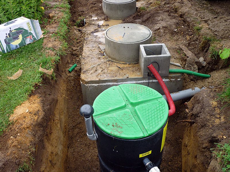 Comment vider une fosse septique à l'aide d'une pompe vide-cave : étapes et  conseils